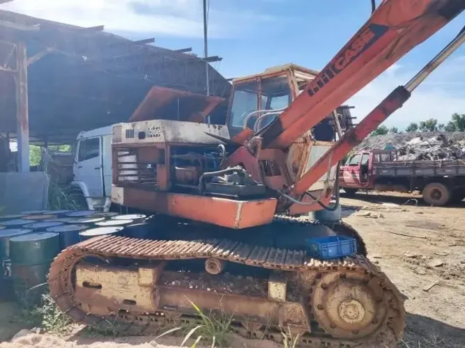 Case Poclain com garra