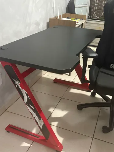 Mesa gamer e cadeira
