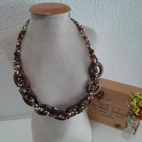 COLAR BOHO MIÇANGAS E MADEIRA MARROM
