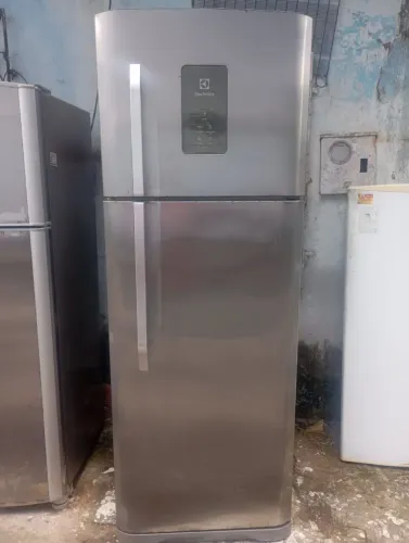 Geladeira Eletrolux toda boa.