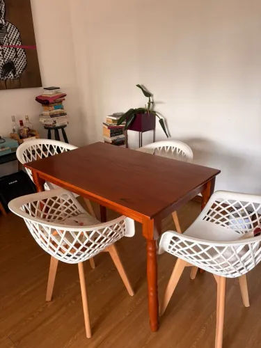 Mesa de jantar em madeira maciça