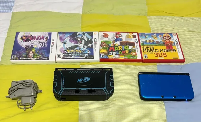 Nintendo 3DS XL azul, com capinha e 4 mídias físicas de jogos
