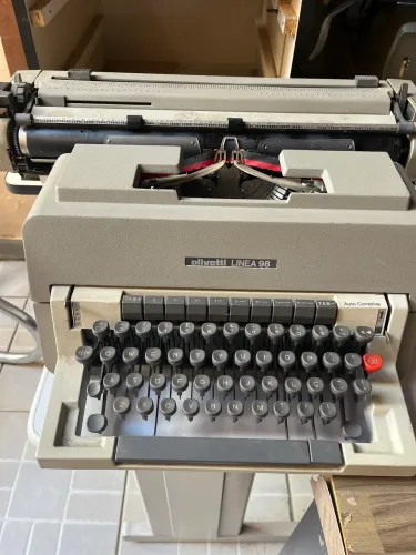 Máquina de escrever olivetti libra 98