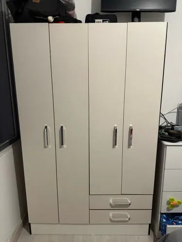 Guarda-roupa 4 portas e 2 gavetas USADO