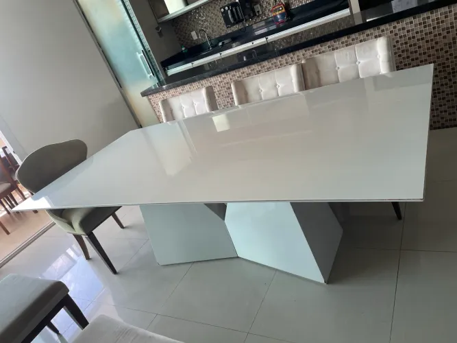 Mesa em laca branca