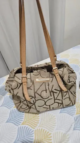 Bolsa Calvin Klein - USADA<br><br>250,00<br><br>Comprimento 44 cm<br>Altura 25 cm<br>1 alça