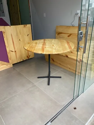 Mesa estilo industrial e banco feito em Pinus