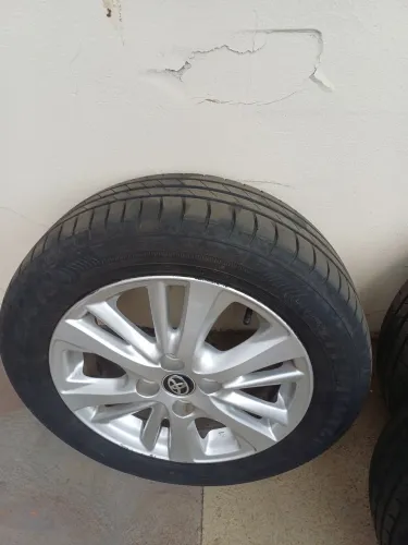 Rodas e pneus Toyota Yaris Original 
