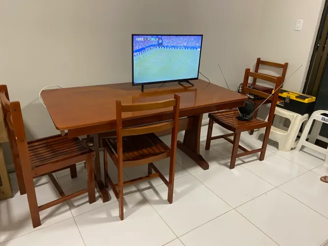 Mesa com 6 cadeiras 