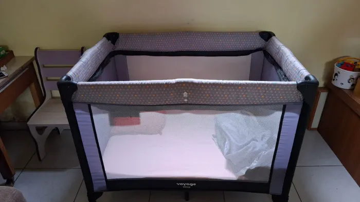Chiqueiro e berço de bebê 