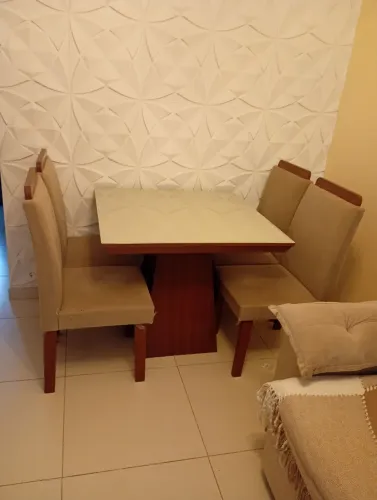 Mesa quadrada com tampo de vidro