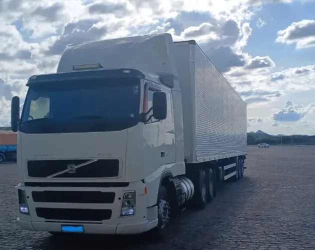 Volvo FH 12 420 2006 com baú Facchini 2016