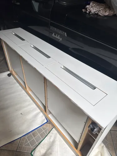 Cama de solteiro com 3 três gavetas embutidas.