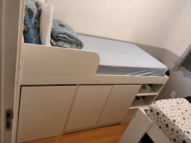 Cama alta multifuncional com (mesa de estudo, armário, 1 gaveta e nicho) sem colchão .