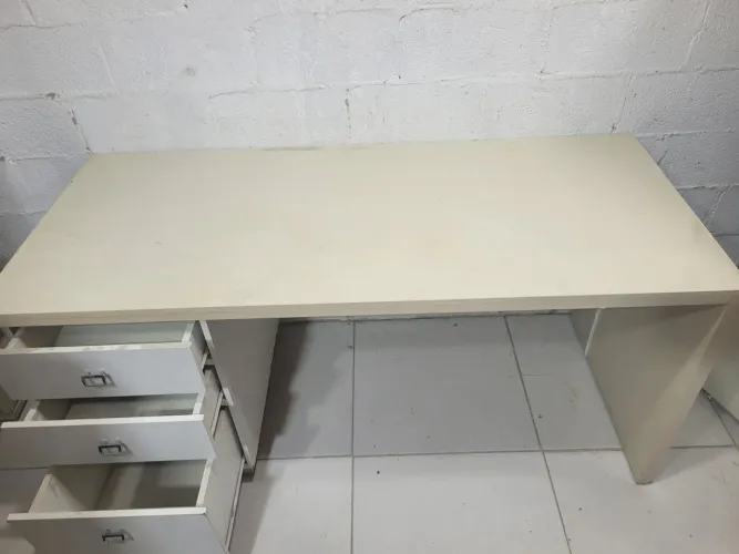 Escrivaninha com gavetas