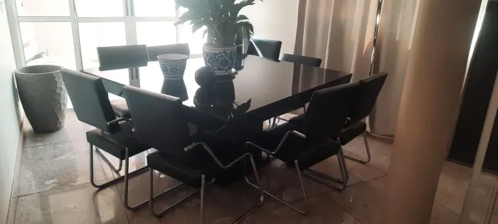 Vende-se uma mesa com oito cadeiras