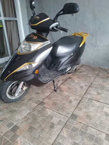 Moto Suzuki Burgmam 2011/2012 125 CC só 6.900