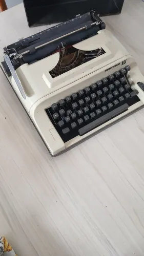 Máquina de escrever portátil Remington 15