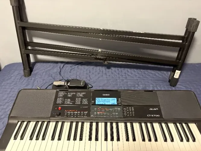 Teclado musical Casio Portable CT-X700 61 teclas preto