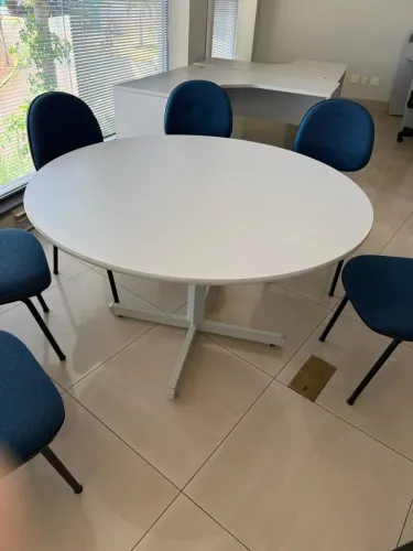Mesa Redonda em MDF com estrutura em aço