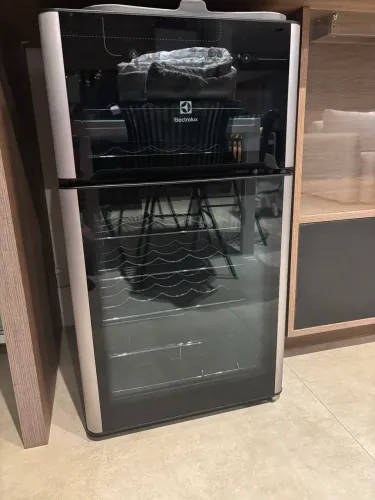 Adega Electrolux 29 garrafas