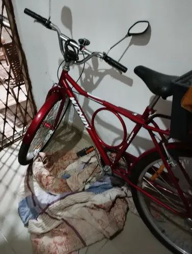 Linda bicicleta de cor vermelha cintilante completo com espelho