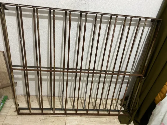 Vendo 3 grades de janelas.