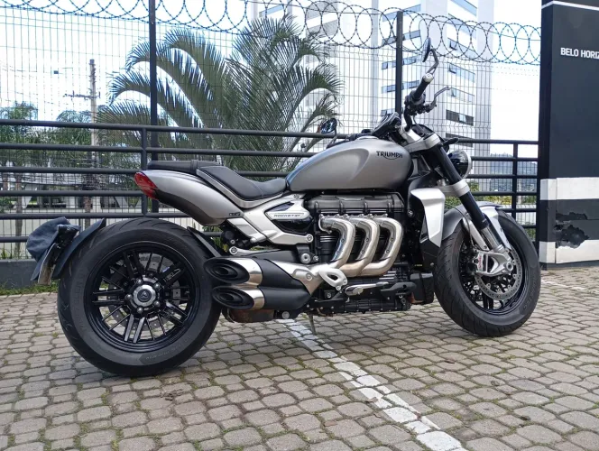 Moto novíssima, baixa quilometragem, revisões feita na consecionaria. 
