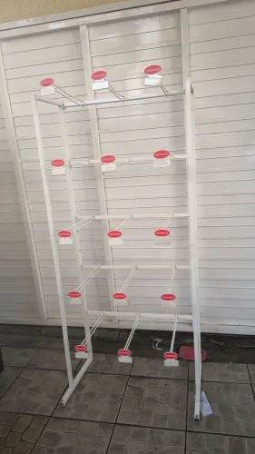 Vendo Expositor de chinelos Havaianas por R_170. Ele desmonta. Retirada em Realengo