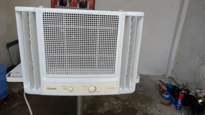 Vende-se um ar condicionado janeleiro com garantia usado * r$ 500