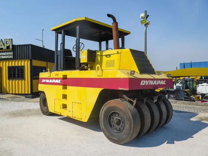 Rolo compactador DYNAPAC CP271 2009 com 8.400h de operação