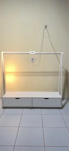 Arara de Roupas em MDF Branco com 2 Gavetas - Excelente Estad