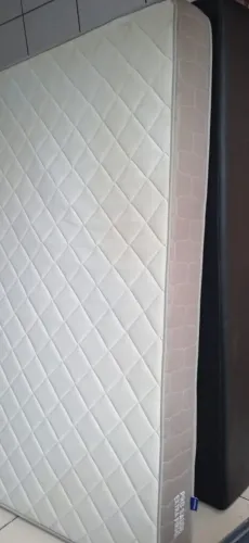 Cama king espuma pró saúde uma cama grande e espaçosa em boas condições