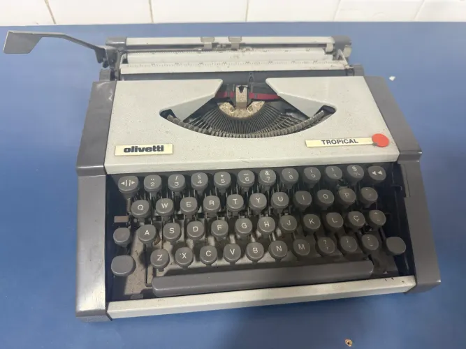 Máquina de escrever olivetti com fita de tinta