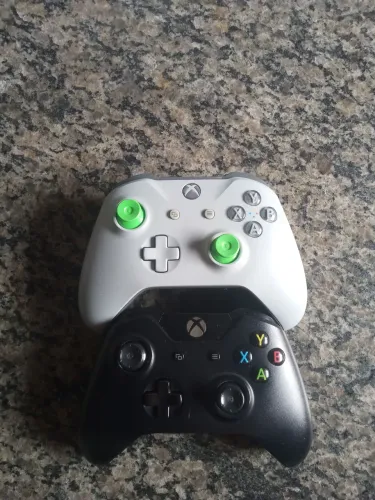 Dois controles e Dois jogos para Xbox one