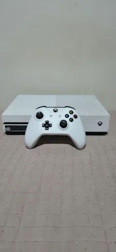 VENDO XBOX ONE S+ CONTROLE ORIGINAL+ FIFA 17 ( PRA SAIR LOGO)