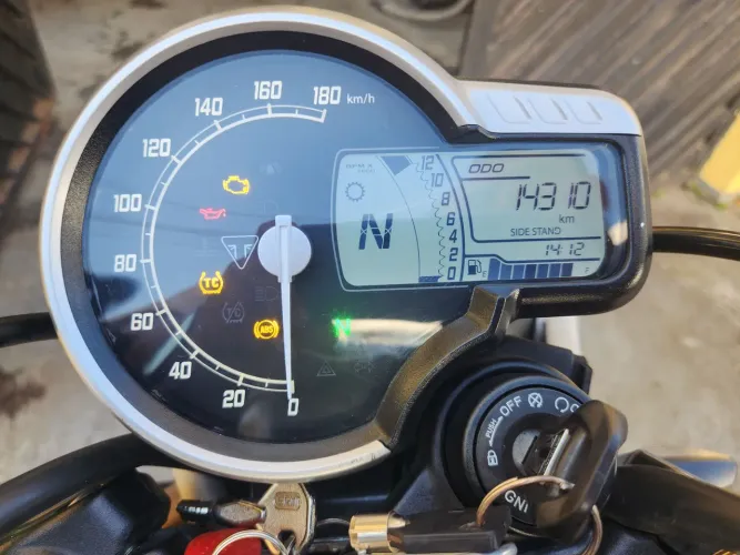 Scrambler 400X super nova, moto na garantia, tds as revisoes feitas na concessionária.