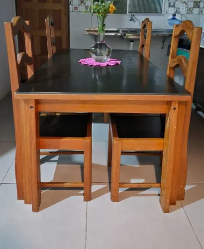 Mesa de jantar para 6 lugares com 4 cadeiras