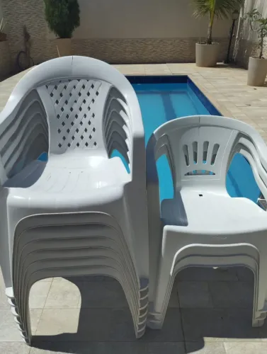 vendo 9 cadeiras plastica com pequeno trincado