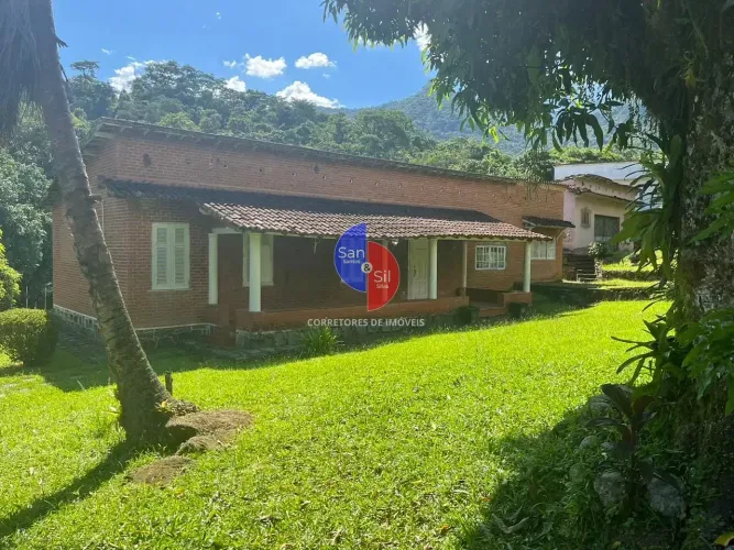 Sítio à venda, composto de 6 quartos, campo de futebol, lago, localizado em Corujas, Guapi