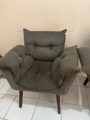 Vendo poltrona em bom estado sem marca de uso pés de madeira aceito cartão *05