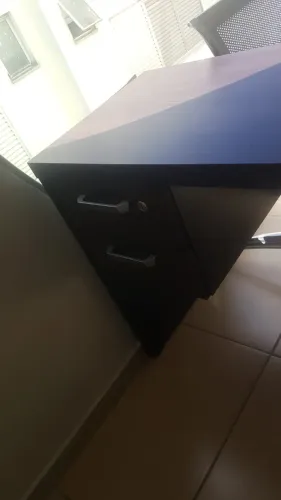 Mesa de escritório em L com gavetas