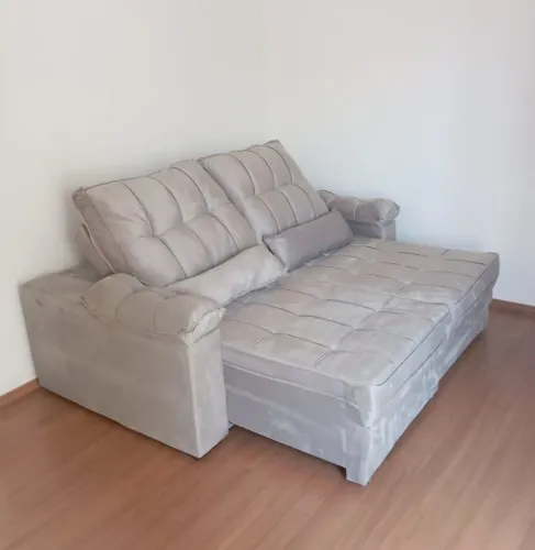 Sofá retrátil reclinável na cor bege