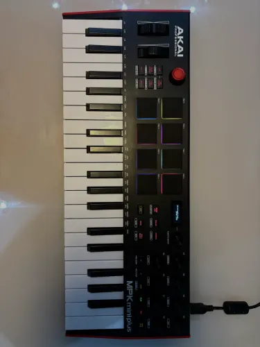 Vendo controlador Akai MPK Mini Plus (37 teclas)