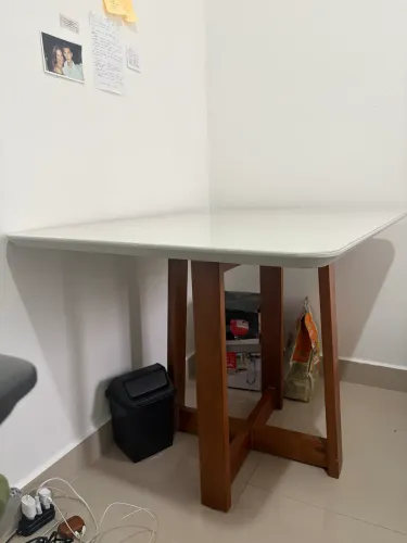 Mesa de Jantar com 4 Cadeiras - Tampo Branco e Base em Madeira - R$ 950