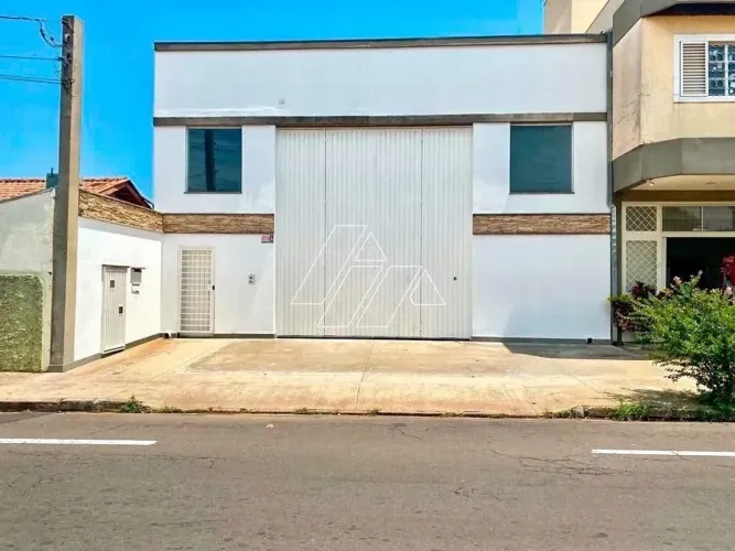 Galpão com 2 salões, 2 banheiros e 2 vagas à locação no bairro Bassan Marília/SP