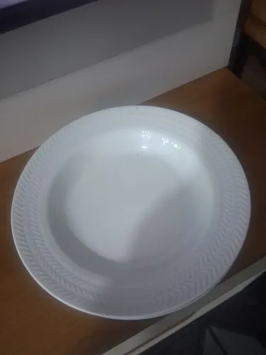 Pratos de louça novo