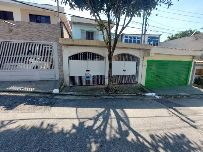 Casa à venda na Vila Guarani com 3 quartos e 2 vagas de garagem.