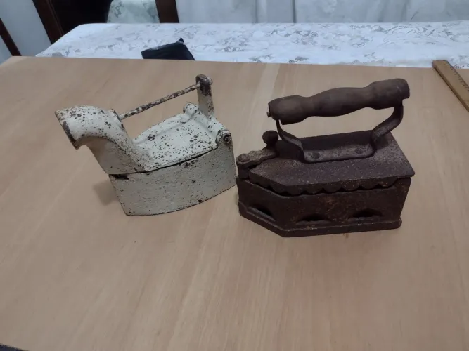 Ferro de passar roupa antigo -