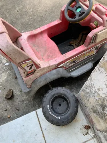 Carro infantil bem feinho !! Para tirar peças !